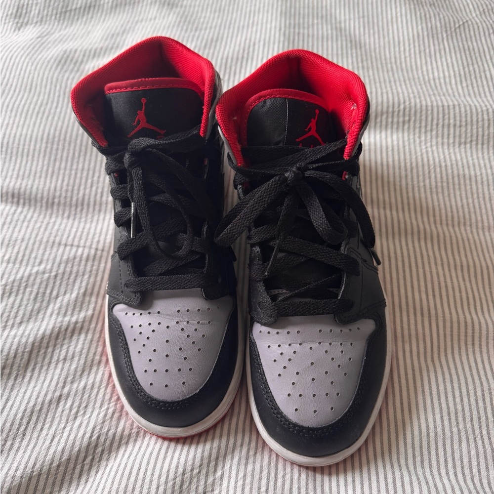 Air Jordan Mid - grade school size 4